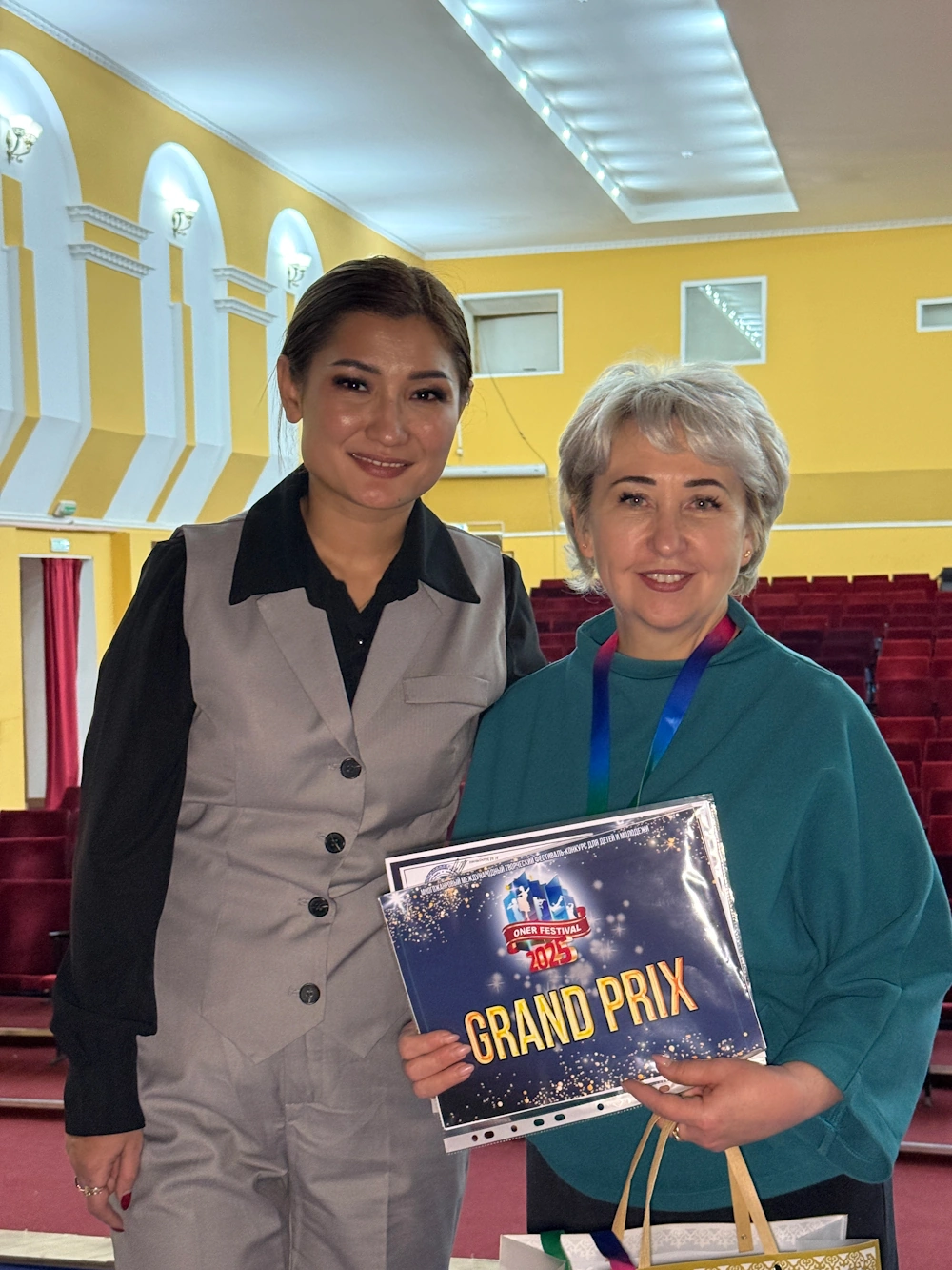 Ученики студии ПАЛИТРА на занятии по рисованию